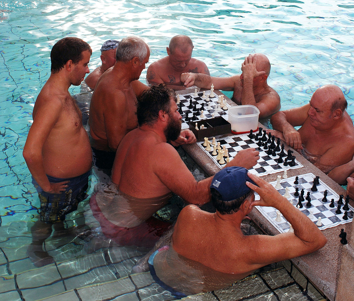 Men playing chess in Széchenyi spa, Budapest | ©me / Wikimedia Commons