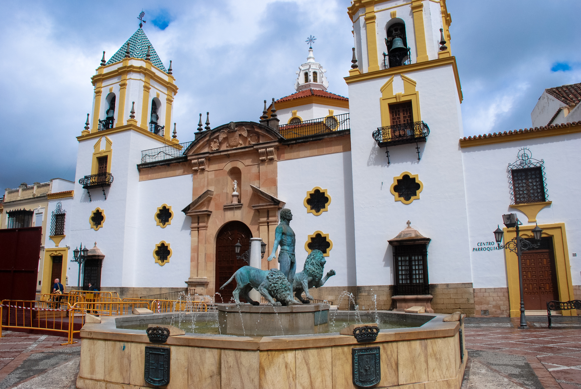 what-is-spanish-colonial-architecture-red-tile-roof-stucco-exterior